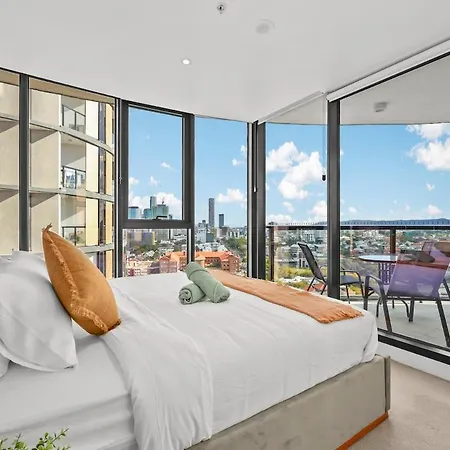 Apartment Lvl 22 - Sleep 8 - Pool Cinema & Parking *