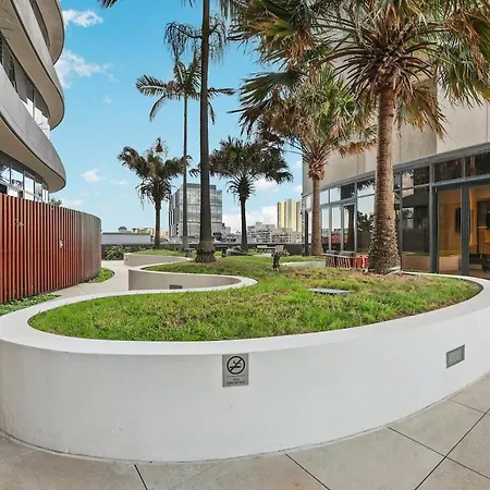 Lvl 22 - Sleep 8 - Pool Cinema & Parking Apartment