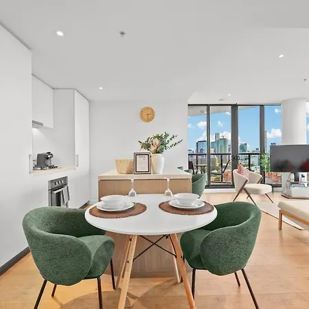 Lvl 22 - Sleep 8 - Pool Cinema & Parking Brisbane