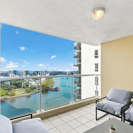 Wake To The River 3 Bedroom Riverside With Pool Gym And Parking