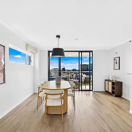 Wake To The River 3 Bedroom Riverside With Pool Gym And Parking