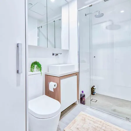 Kozyguru | Fortitude Valley | 2 Bed Apt+parking Apartment