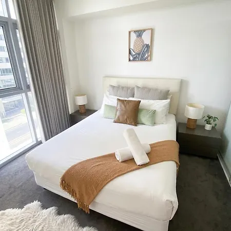 Spectacular 3br River View | 2 Carparks, Gym & Steam * Brisbane