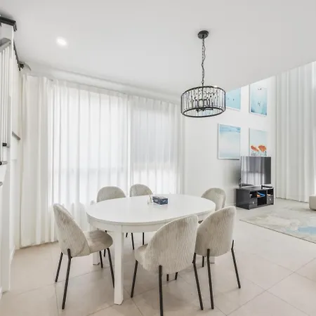 Elegant N Convenient 4 Beds With Easy Access Holiday home