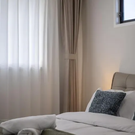 Elegant N Convenient 4 Beds With Easy Access Holiday home