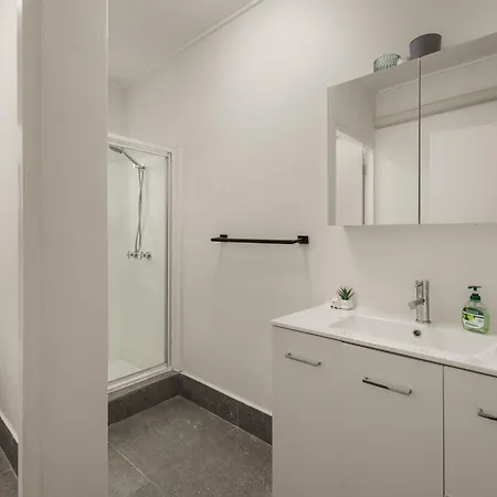Charming 2-bed Near River & *