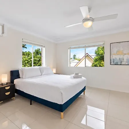 Apartment Quiet 3brm Near Gabba With Free Parking & Wifi *