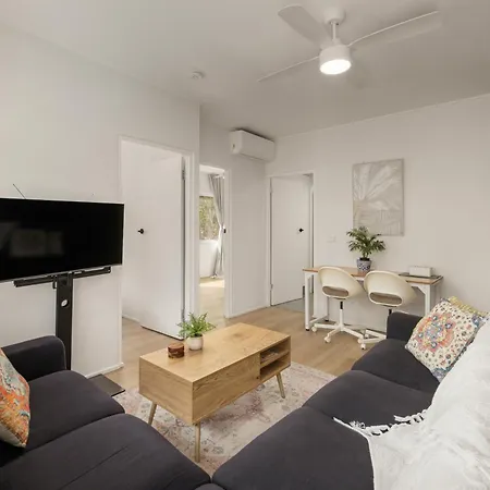 Charming 2-bed Near River &