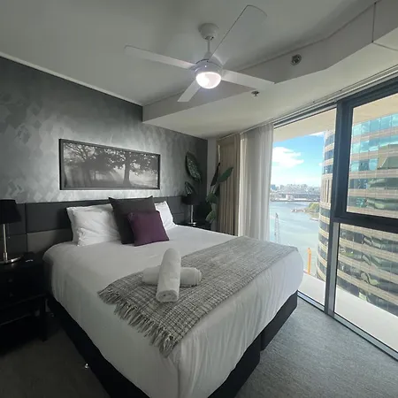 Luxury Cbd 2b2b Balcony Views Free Parking Apartment