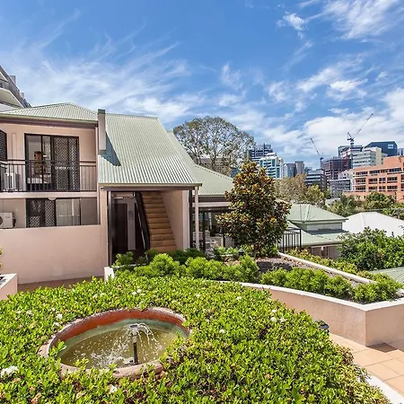 Spring Hill Mews Aparthotel 4*