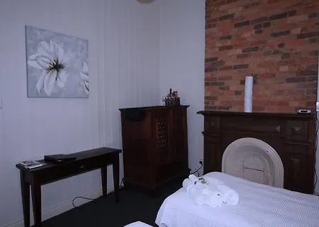 One Thornbury 4*