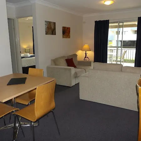 Milton Aparthotel 4*