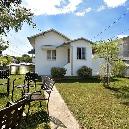 Absolute Waterfront Holiday home *