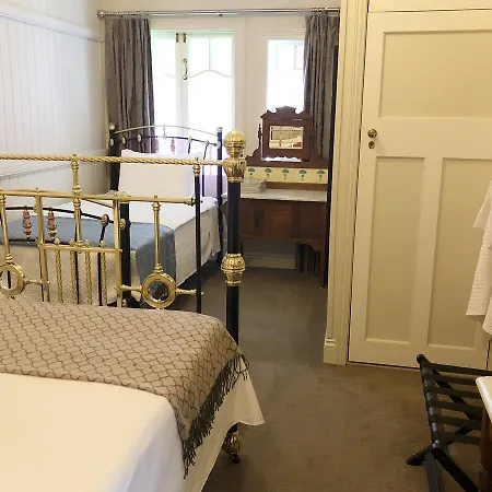 Number 12 Bed & Breakfast Brisbane
