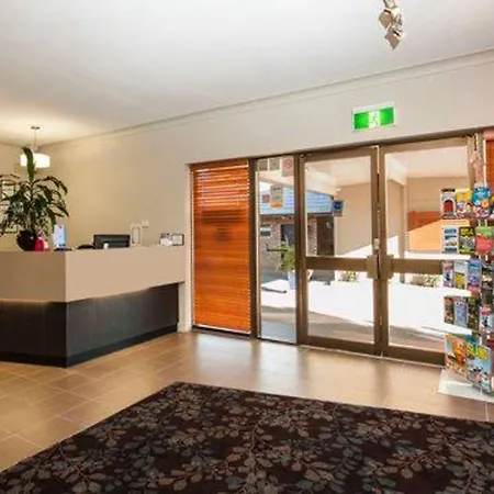 Airport Admiralty Motel