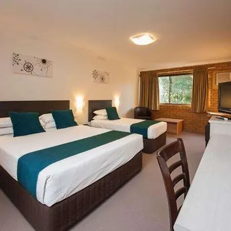 Airport Admiralty Motel 3*