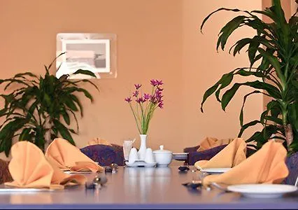 Airport Admiralty Motel 3*