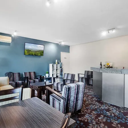 Airport Admiralty Motel
