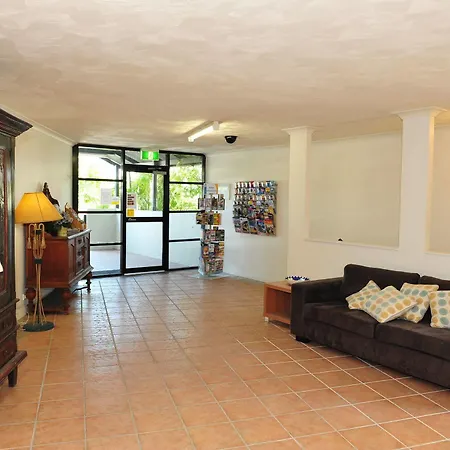 Milton Aparthotel 4*