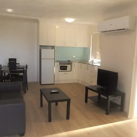 Milton Aparthotel 4*