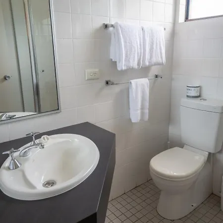 Airport Admiralty Motel