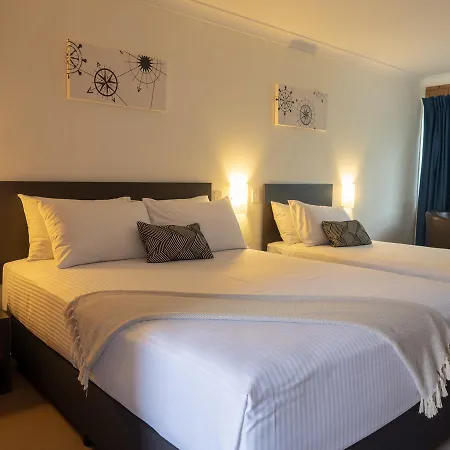 Airport Admiralty Motel 3*