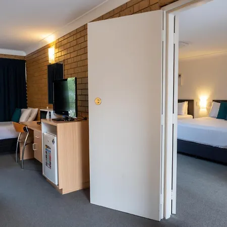 Airport Admiralty Motel 3*