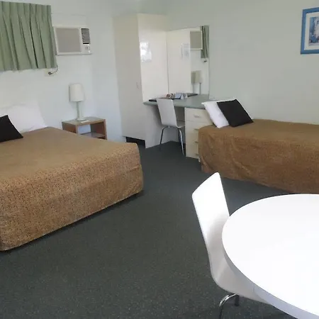 Paramount Motel 4*