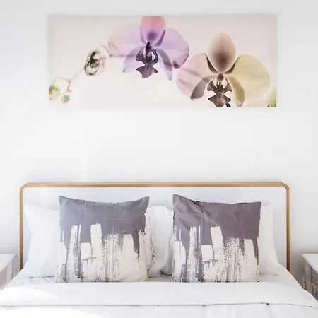 Minimalist & Warming - Close To Cbd And Valley Apartment