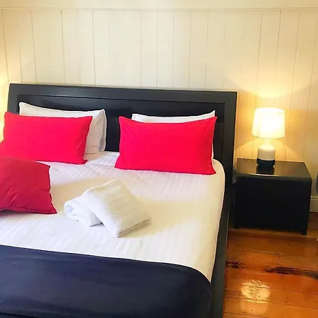 4 Bedroom House - Walk To Southbank Holiday home *