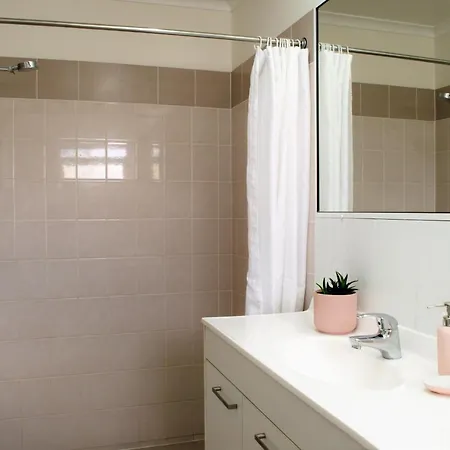 Isla House Greenslopes Guest house