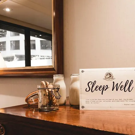 Tattersall's Club Hotel *