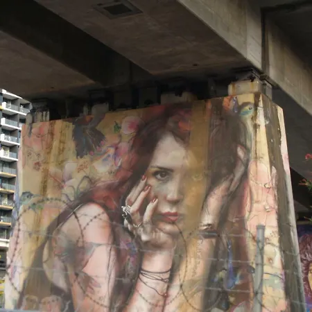Wesley Taylor Art Paint & Plus Tour Hostel *