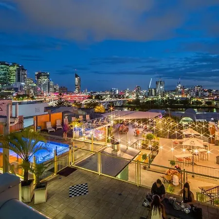 Hostel Wesley Taylor Art Paint & Plus Tour Brisbane