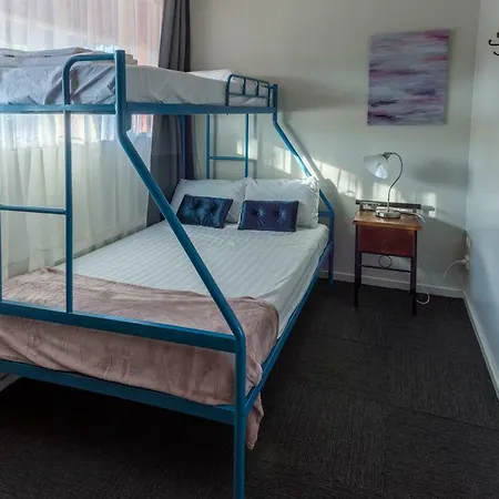 Wesley Taylor Art Paint & Plus Tour Hostel