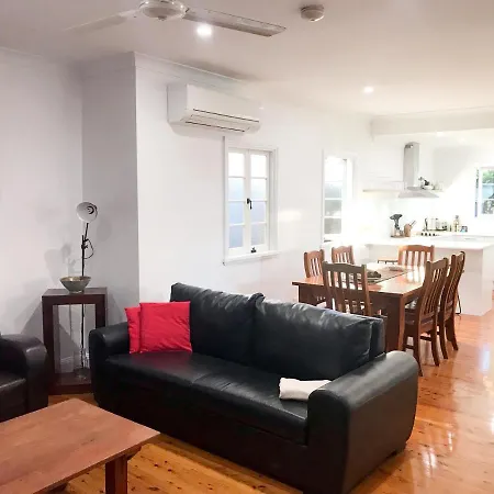 4 Bedroom House - Walk To Southbank Holiday home Brisbane