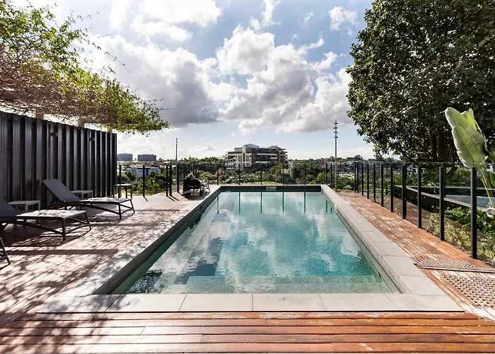Elegant 2 Bed 2 Bath 1 Car Pool & Gym Portside