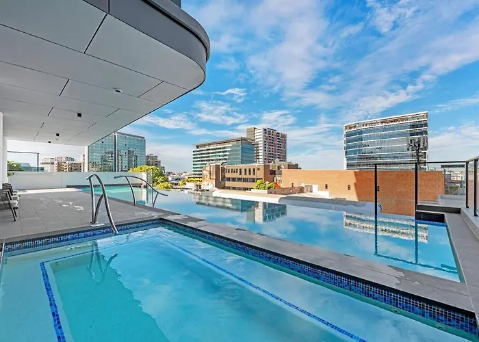 Great Located Unit/Private Balcony, Pool,Gym,Parking