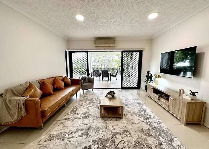 Modern Charm Apt With Outdoor Space And Parking