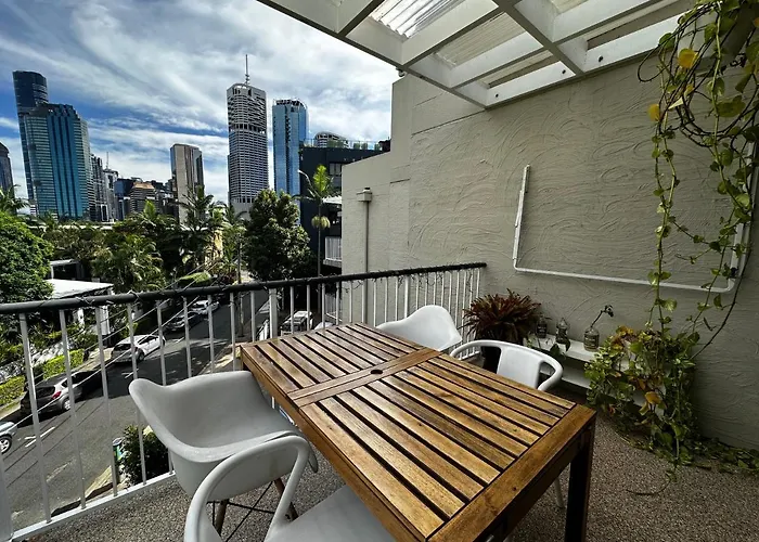 Central, Leafy & Modern 3-Bedroom Apartment