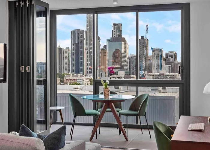 Prime Position 1. 5 Bedroom W/ View/ Parking / Roof Pool
