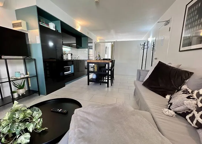 Stylish Apartment W/ Free Access To Park & Pool