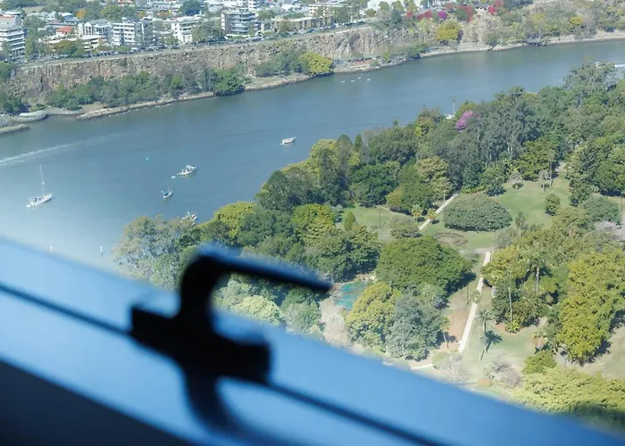 Luxurious 2 Bed Sky View Retreat At Skytower L53