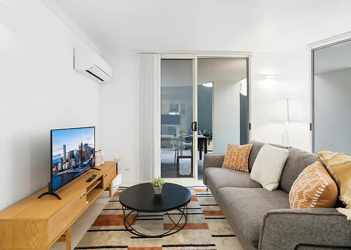Comfy 2-Bed With Pool And Secure Parking
