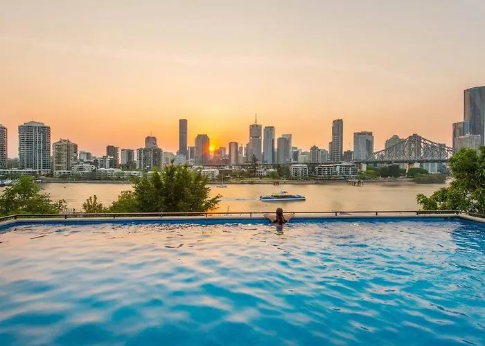 Fab! ~ Skyline City, Water + Story Bridge Views