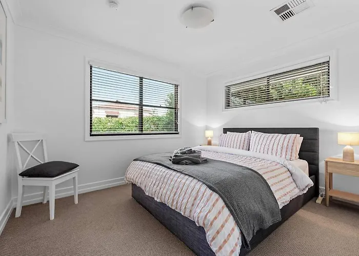 Noble House ~ Fully Self-Contained Guest Suite - 2 Bed/1Bath/1Car~Parklands + Transport