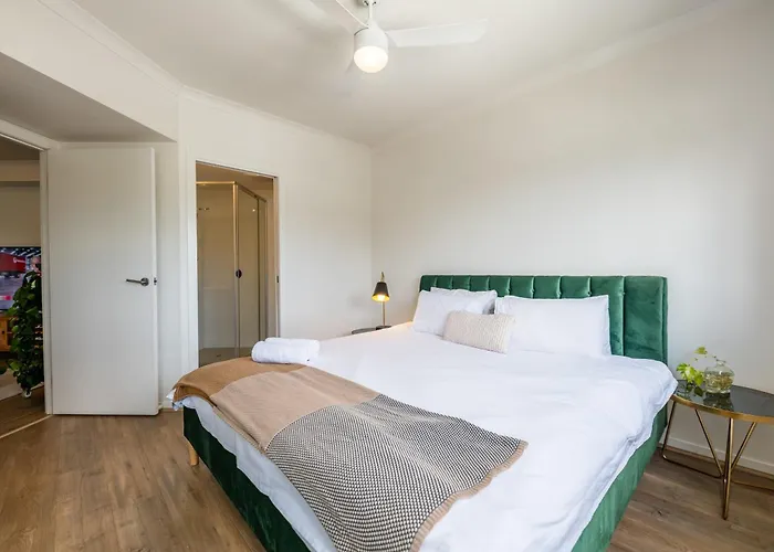 Tranquil 2-Bed Inner City Retreat With Parking