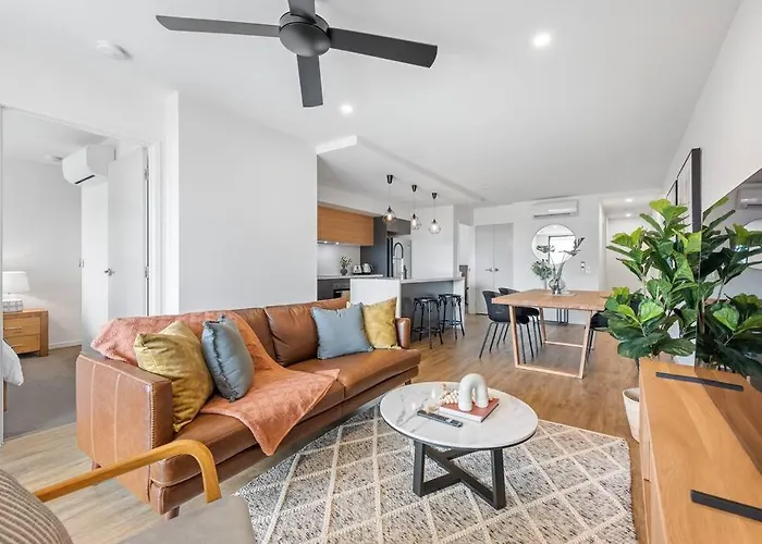 Stylish & Superb! 2Bed/2Bath/1Car~ Walk To Cbd