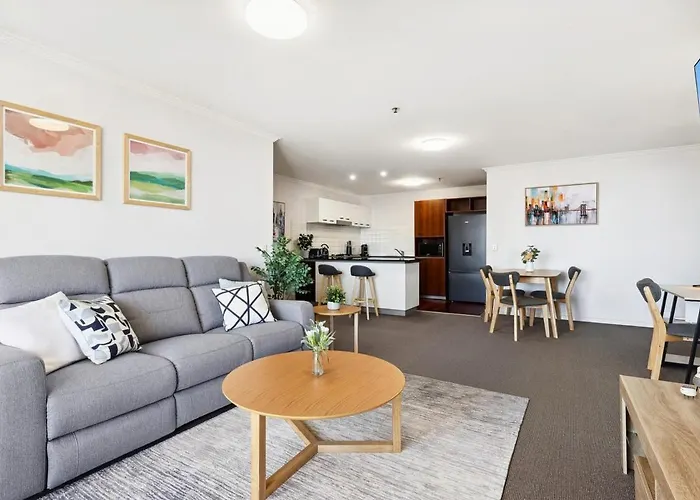 2-Bed City Abode With Swimming Pool Gym & Views