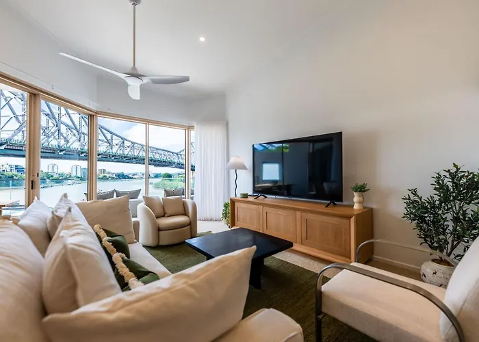 3 Bedrooms 2 Bathrooms Apartment W Parking & Pool